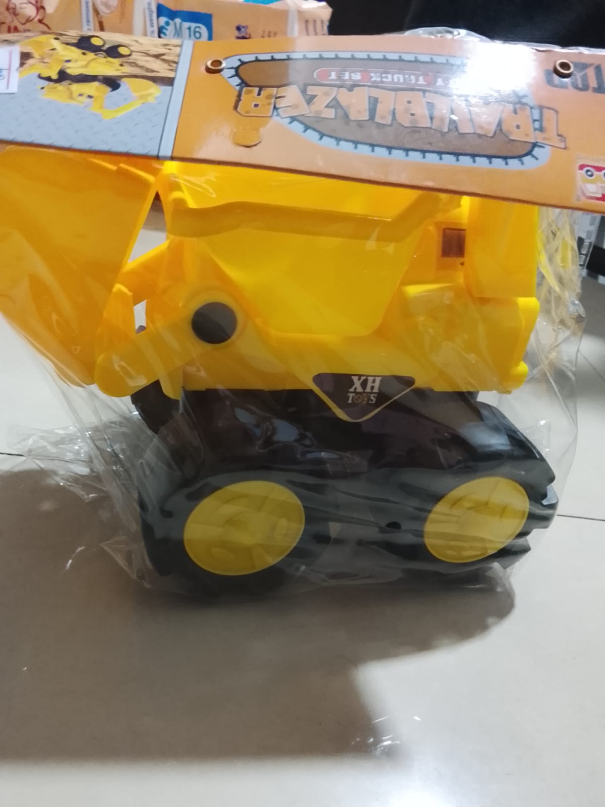Yellow Tipper Becko 1